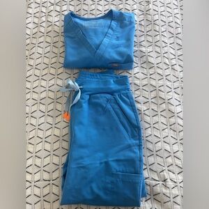 Capri Blue Figs Scrub Set XS Catarina top, XS/P Zamora pants